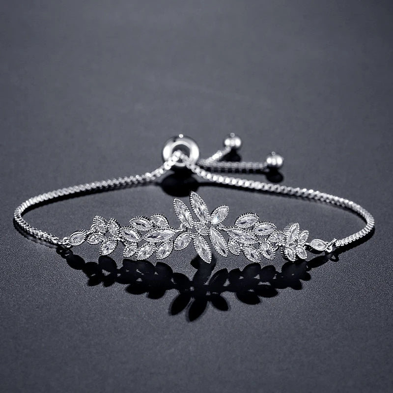 Kristallblüten Armband – Verstellbare Eleganz