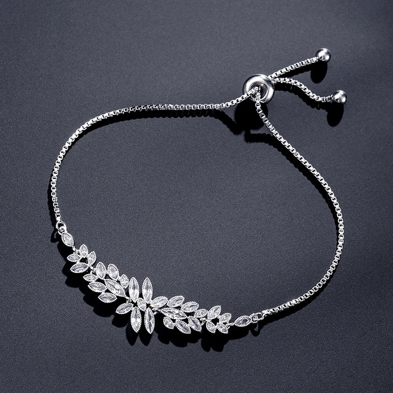 Kristallblüten Armband – Verstellbare Eleganz